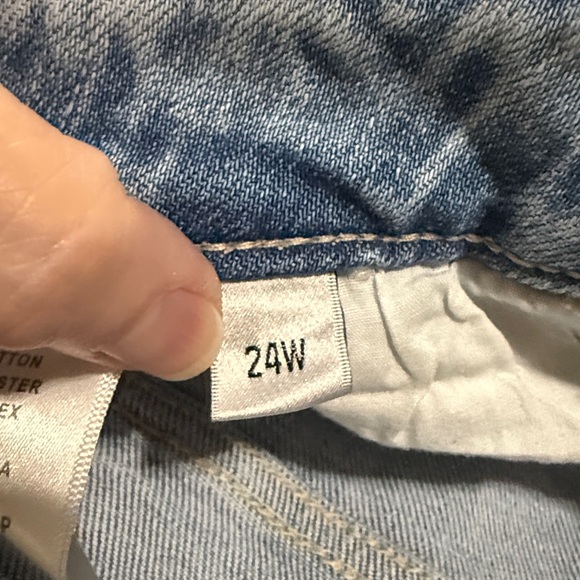 New Vervet High Rise Light Wash Cropped
Wide Leg Jeans. - Picture 10 of 10